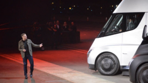 Elon Musk presentando su camión eléctrico Semi