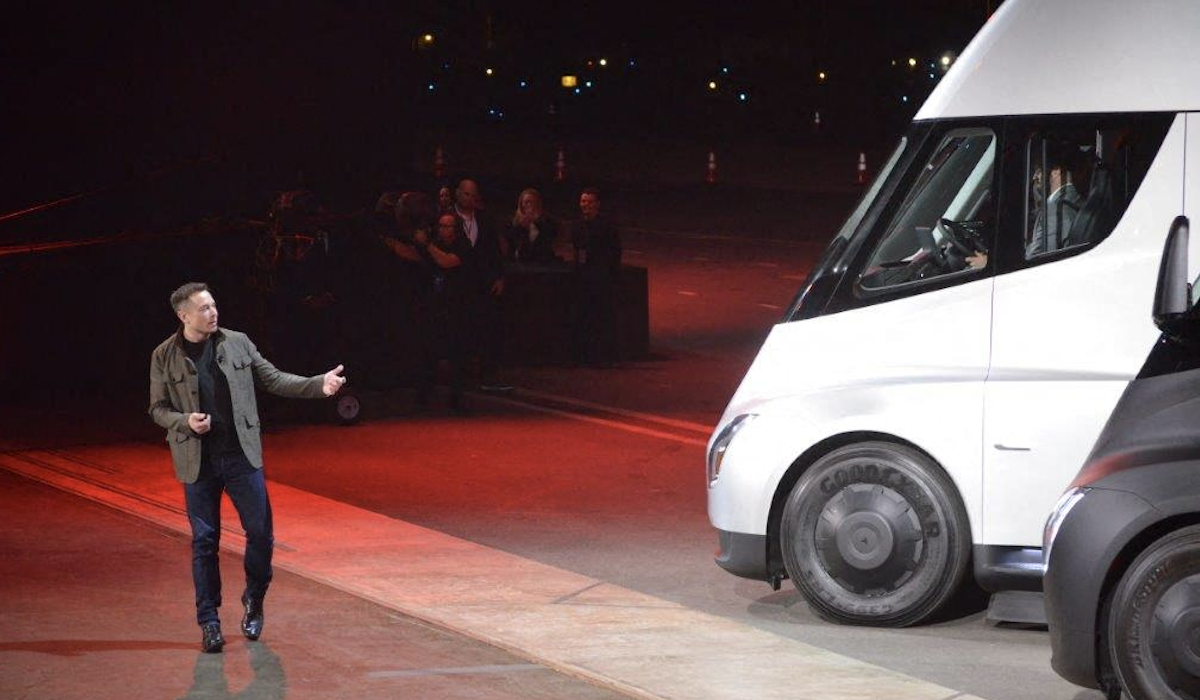 Elon Musk presentando su camión eléctrico Semi