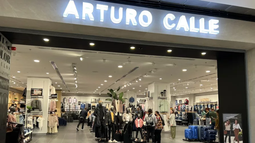 Arturo Calle llega a Perú