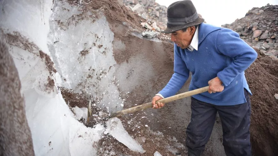 La historia del ecuatoriano Baltazar Ushca aparece en “El mundo al revés”. El documental termina con la ejecución de un proyecto de venta de agua del volcán.