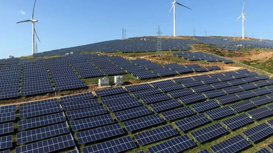 Solarpackteam tiene la responsabilidad de construir y operar la central fotovoltaica de El Aromo y, una vez que termine el plazo de concesión por 20 años, será transferido al Estado.