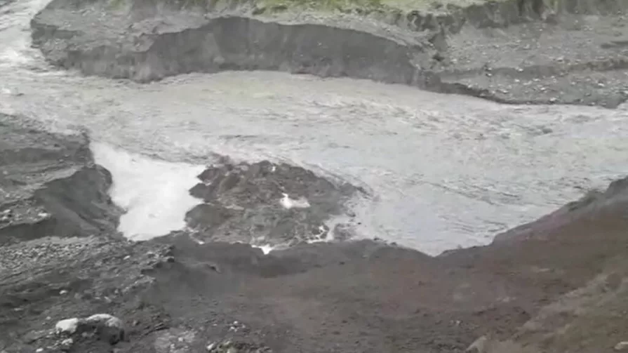 El fuerte temporal registrado desde el 2 de julio de 2022 destruyó una parte de la vía que ciudadanos construyeron de manera rudimentaria. Foto Primicias.