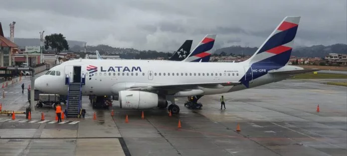 LATAM Airlines ofrece pasajes a 39 dólares de ida y 39 de vuelta, pero esto puedo cambiar dependiendo de la demanda que tengan estos vuelos y de la carga que lleve el pasajero.