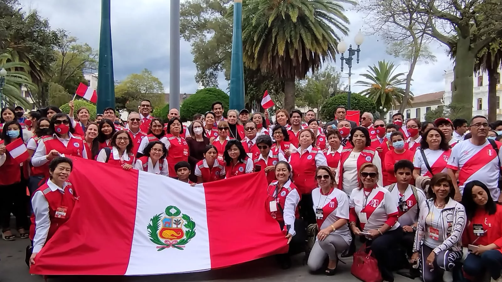 La actividad organizada por la Alcaldía de Loja y el Consulado General del Perú, contó con la presencia de varias delegaciones peruanas que llegaron a la ciudad y otros que radican por años en la urbe, quienes participaron activamente del evento.