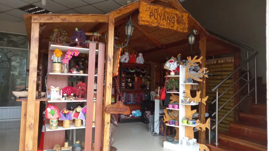 La “Biotienda Puyango” está ubicada en la planta baja del Gobierno Autónomo Descentralizado del cantón Puyango. Es un punto de encuentro para que productores, emprendedores y artesanos, expongan su producción que en su mayoría es orgánica.