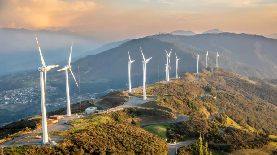 Uno de los lugares turísticos dela ciudad de Loja es la Central Eólica Villonaco. Aquí se aprovecha el viento para generar energía limpia.