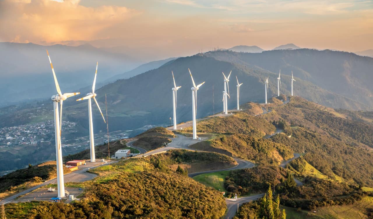 Uno de los lugares turísticos dela ciudad de Loja es la Central Eólica Villonaco. Aquí se aprovecha el viento para generar energía limpia.
