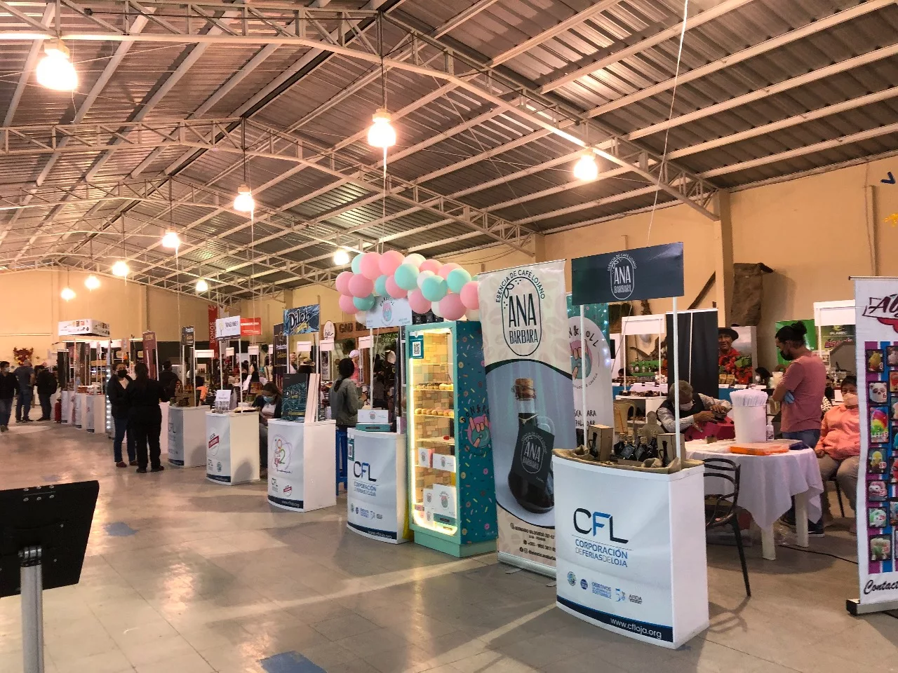 En el Complejo Ferial se ha delimitado las áreas: la comercial con 323 puestos, naves comerciales con 100 puestos, patio de comidas con 18 locales, naves empresariales y parque de diversión.