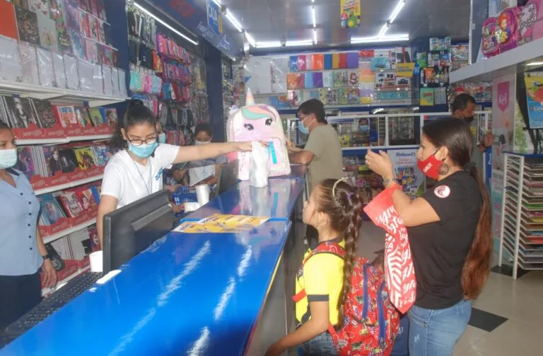 La falta de materia prima por la pandemia y la guerra en Ucrania, ha subido el costo de algunos elementos como cuadernos, carpetas, resmas de papel, entre otros. Foto internet.