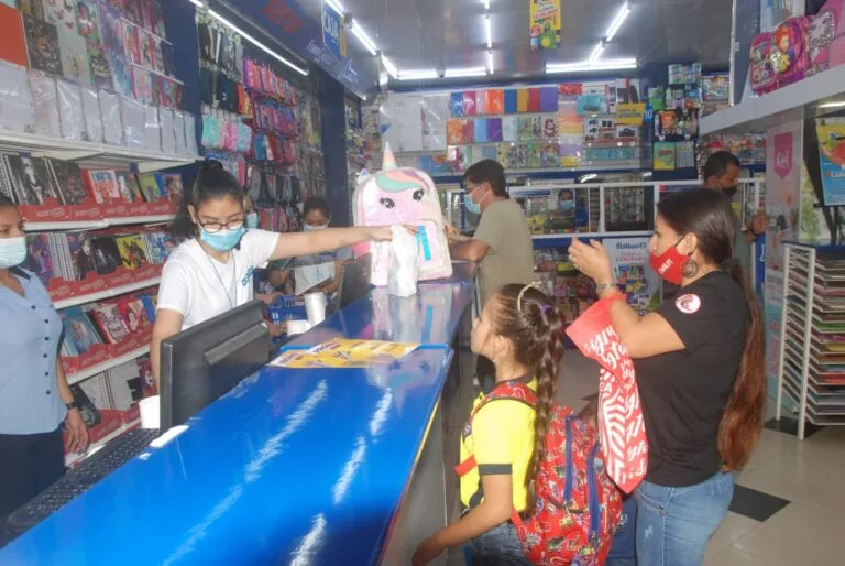 La falta de materia prima por la pandemia y la guerra en Ucrania, ha subido el costo de algunos elementos como cuadernos, carpetas, resmas de papel, entre otros. Foto internet.