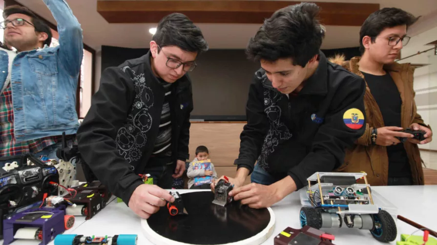 A ese trabajo se sumó el entrenamiento de los pilotos que manejaron a las máquinas que crearon los estudiantes.