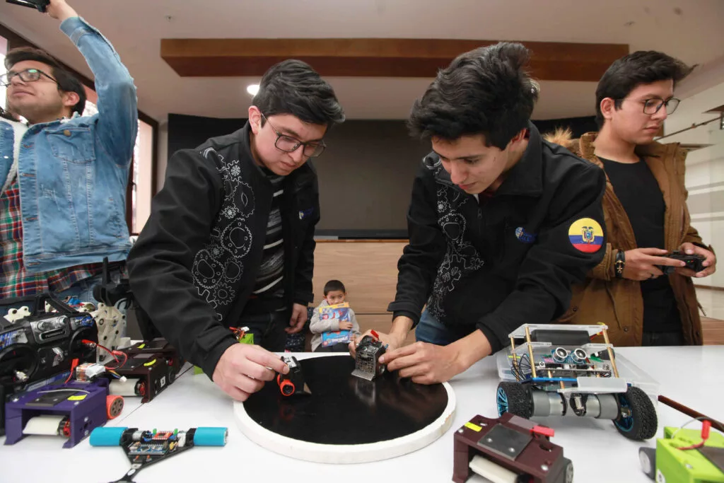 A ese trabajo se sumó el entrenamiento de los pilotos que manejaron a las máquinas que crearon los estudiantes.