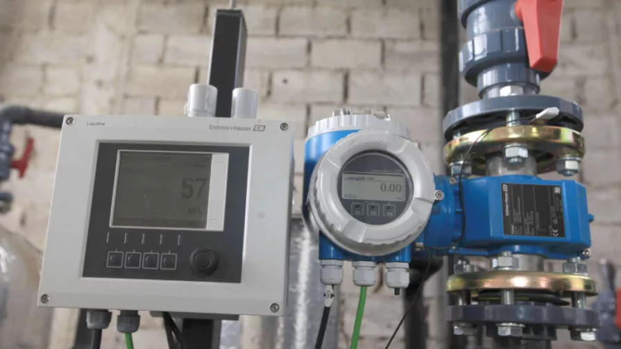La Universidad de Cuenca creó un equipo que tiene un reactor de digestión anaerobia (sin oxígeno) y un sistema que es capaz de transformar basura orgánica, y excrementos humanos y animales, en energía eléctrica.