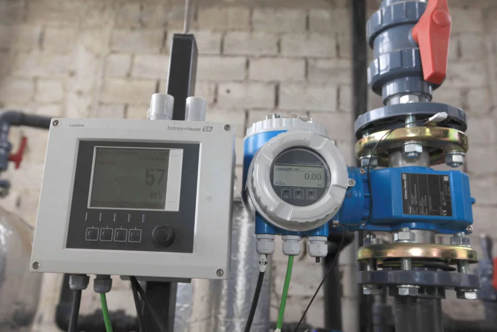 La Universidad de Cuenca creó un equipo que tiene un reactor de digestión anaerobia (sin oxígeno) y un sistema que es capaz de transformar basura orgánica, y excrementos humanos y animales, en energía eléctrica.