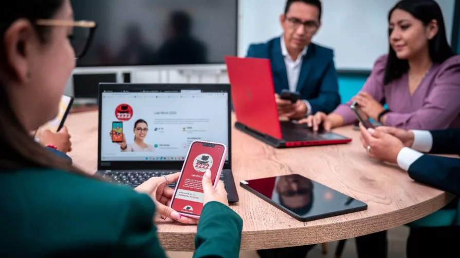 Para el período abril-agosto 2022, 26 alumnos de modalidad presencial participaron como becarios de proyectos y 16 estudiantes como ayudantes de investigación.