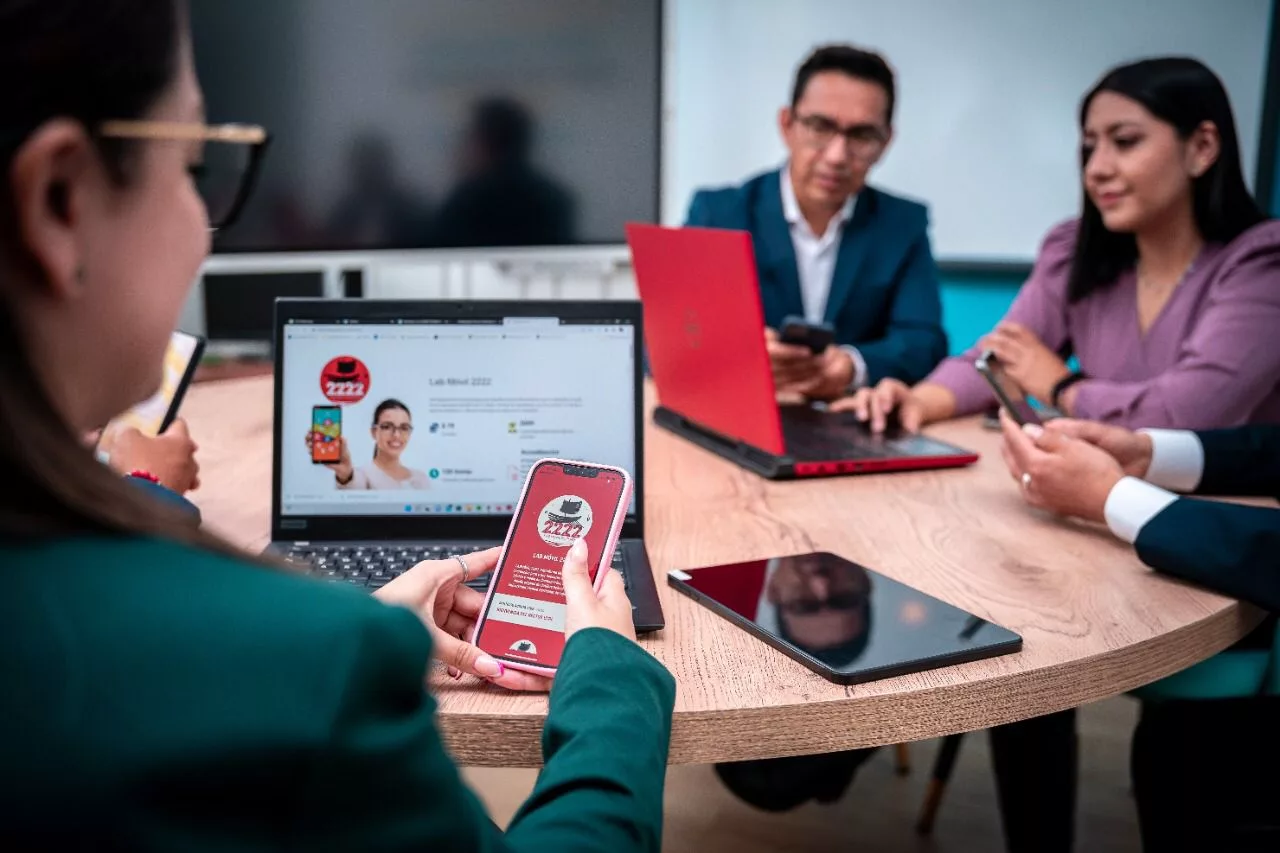Para el período abril-agosto 2022, 26 alumnos de modalidad presencial participaron como becarios de proyectos y 16 estudiantes como ayudantes de investigación.