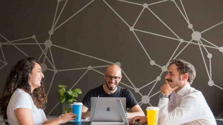Estas personas serán parte de la red de programación más grande de Latinoamérica y aprenderán al unísono con estudiantes de toda la región.