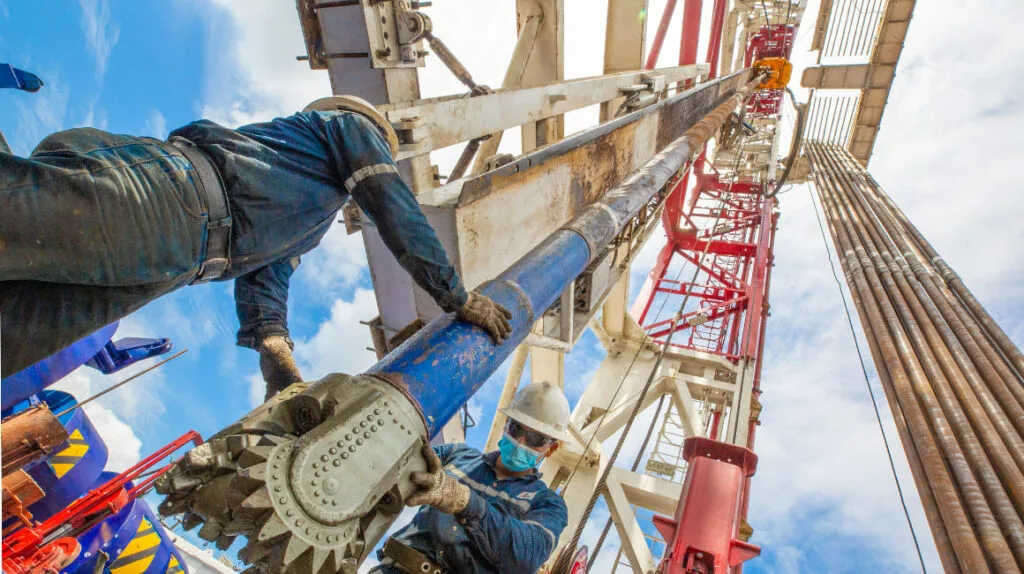 Eso comenzó a verse en otros países que actualizan sus precios diariamente, como Estados Unidos, donde la gasolina se vende en $3,99 por galón, por primera vez desde marzo de 2022.