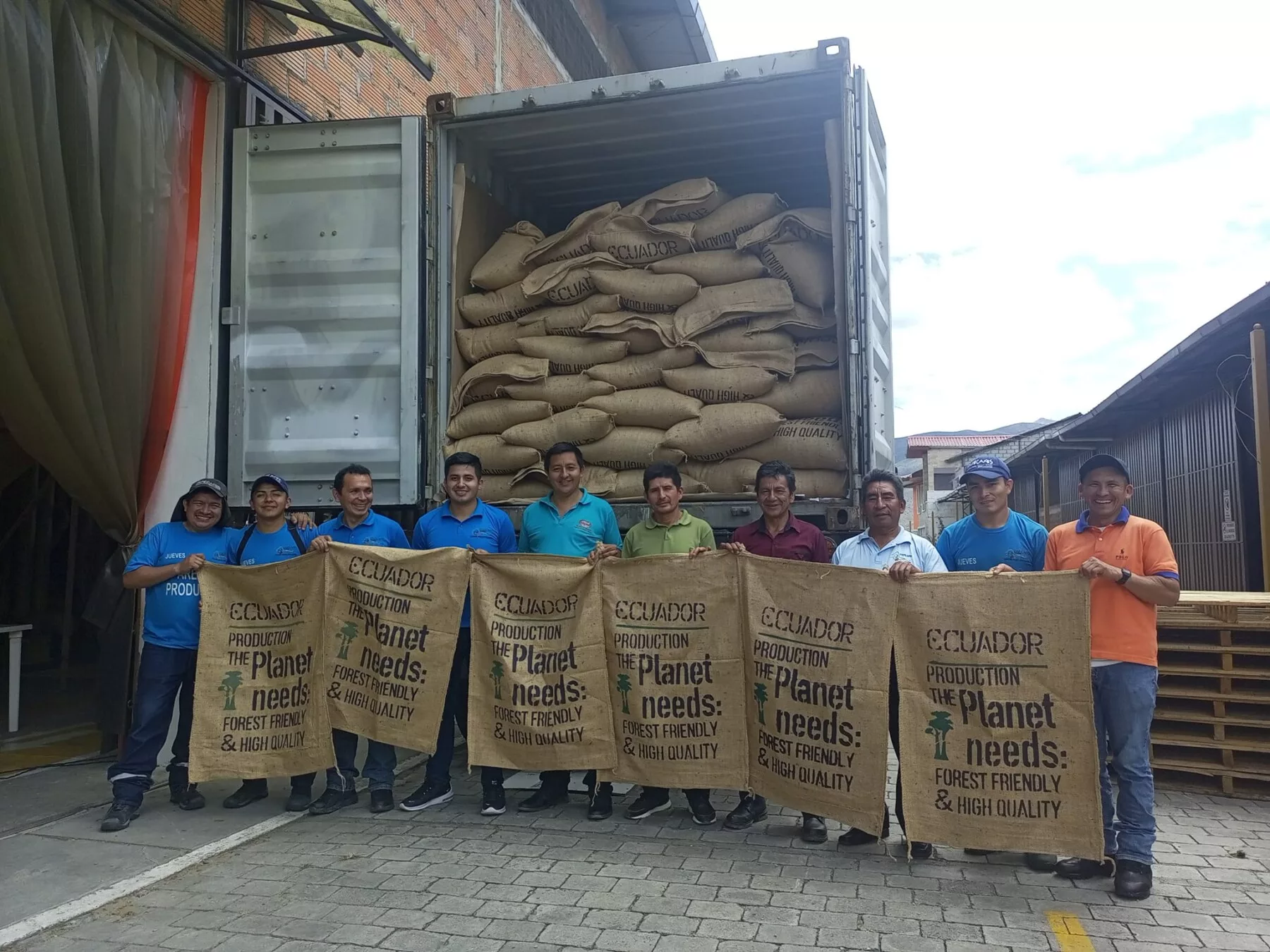 Desde Ecuador se busca que los pequeños agricultores logren participar activamente en procesos de producción sostenible, acompañados de empresas que les orienten a mejorar su calidad, productividad y generar un mejor precio.