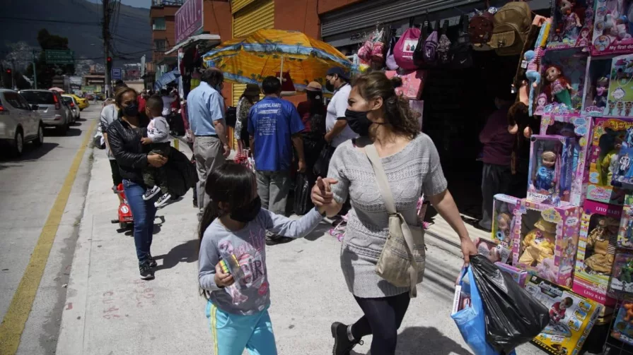 La economía nacional está concentrada en Pichincha y Guayas. Según el último reporte del Servicio de Rentas Internas (SRI), en esas regiones se registra un poco más del 75% de las ventas; mientras el nivel de formalidad y pago de impuestos es mucho menor en el resto del país.