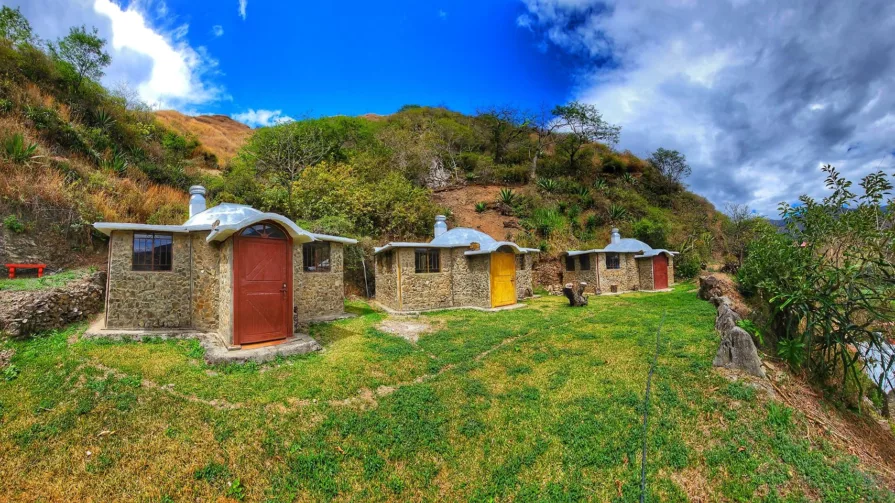 Pandora Lodge, ofrece un turismo ecológico de montaña. En este lugar se encuentran servicios únicos a base de material reciclado que en otros sitios la mayoría son desechados.
