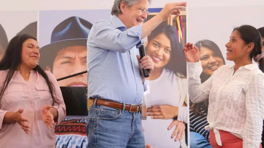Durante su visita en el conjunto habitacional Déleg, el Presidente se reunió con esta familia y dialogó con ellos sobre cómo su vida cambiará a partir de ahora con su nueva casa.