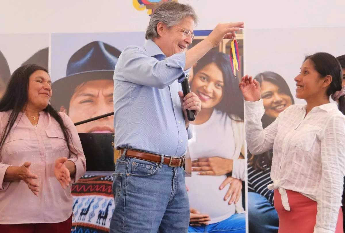 Durante su visita en el conjunto habitacional Déleg, el Presidente se reunió con esta familia y dialogó con ellos sobre cómo su vida cambiará a partir de ahora con su nueva casa.