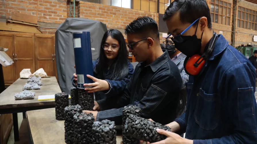 Dentro del equipo que viajará a Estados Unidos están tres mujeres que pronto se convertirán en ingenieras civiles.