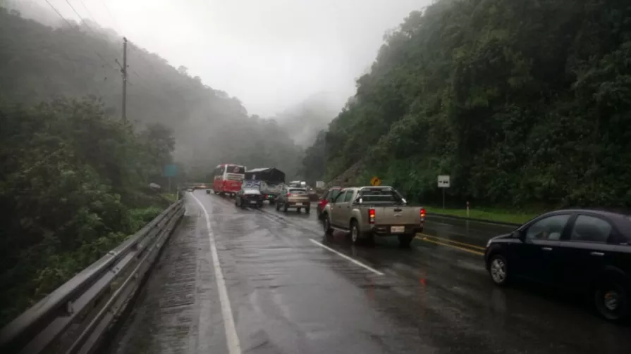 Un vehículo tarda cerca de siete horas en recorrer 400 kilómetros en Ecuador.