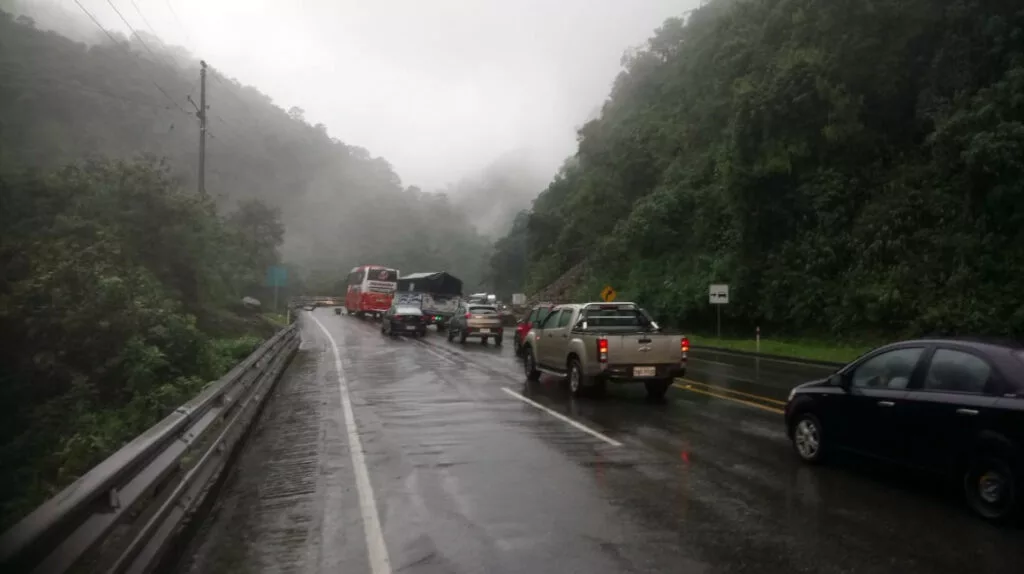 Un vehículo tarda cerca de siete horas en recorrer 400 kilómetros en Ecuador.