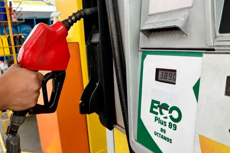 El galón de súper tendrá una reducción de 45 centavos y costará $4,68, mientras que la ecoplus tendrá un precio de $3,67.