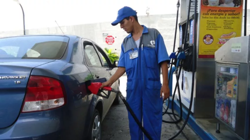 El precio de la súper empezó a caer desde agosto, luego de que en julio de este 2022 llegara a cifras récord de $5,20 por galón.