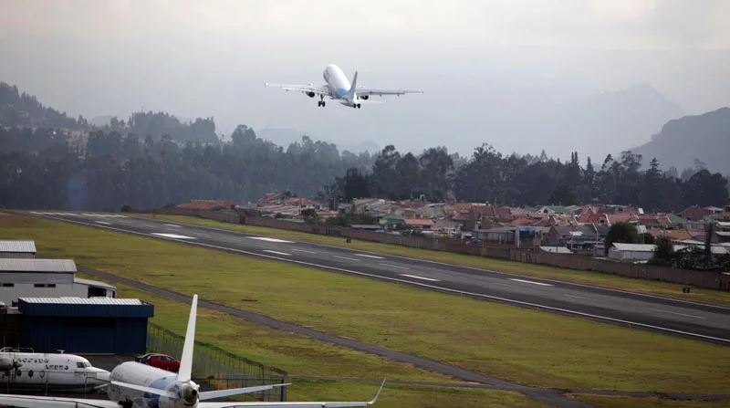 Esta terminal aérea de une a la de Salinas, Manta, Latacunga, Quito y la misma Guayaquil.