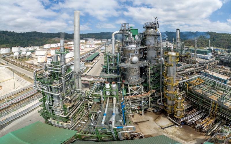 Otro objetivo es el mejoramiento de la calidad de los combustibles bajo norma Euro V, que son normas ambientales para disminuir las emisiones contaminantes.