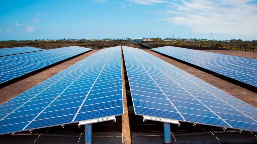 El Sistema Híbrido Isabela, un proyecto de energía solar para abastecer la demanda eléctrica en las Islas Galápagos en Ecuador.