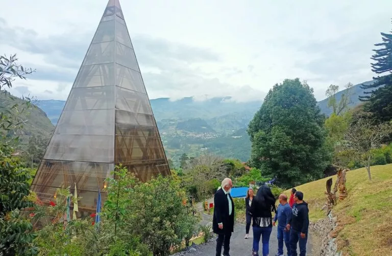 La estructura está cubierta por una fachada constituida por un armazón de pino y láminas de policarbonato.