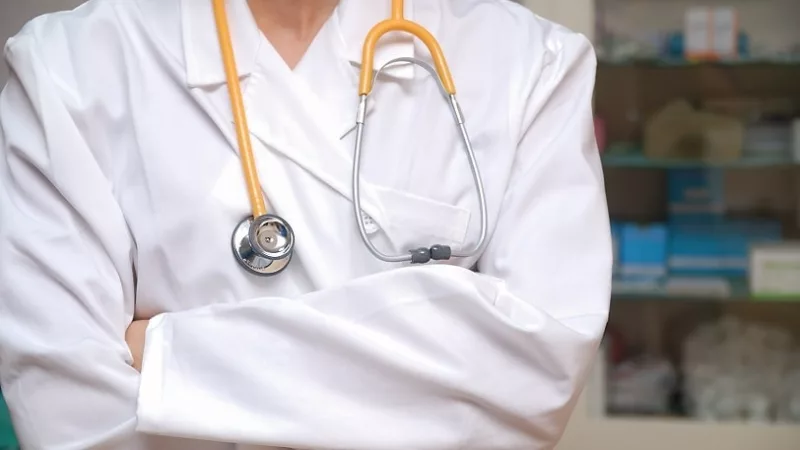 Los doctores y los cirujanos perciben un salario promedio de $4.000 al mes.