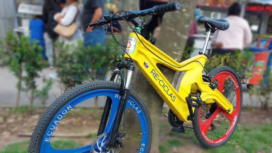 bicicleta reciclaje botellas plástico ecuador