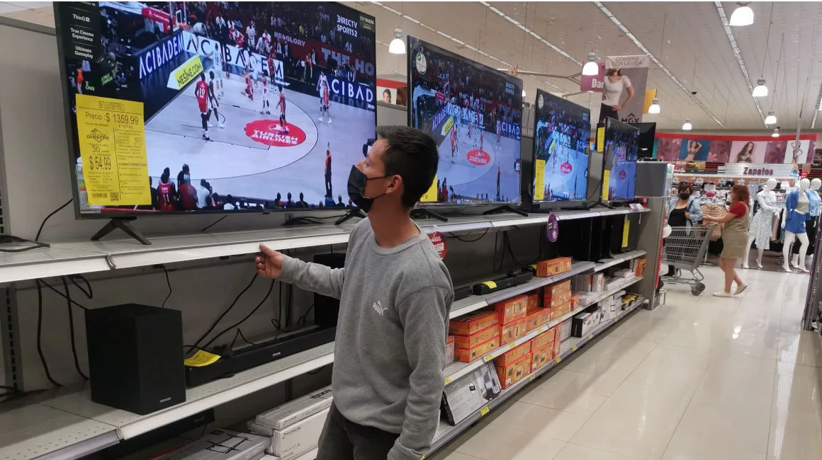 La tendencia de los compradores es adquirir televisores ya no tan pequeños, la mayoría se inclina por los de 55 o 60 pulgadas.
