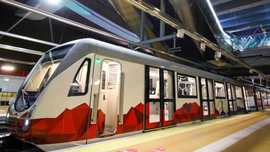 El vehículo tendrá la posibilidad de transportar a 400.000 usuarios a diario y ahora está a puertas de su inauguración, luego que los trabajos se iniciaran en el 2010.