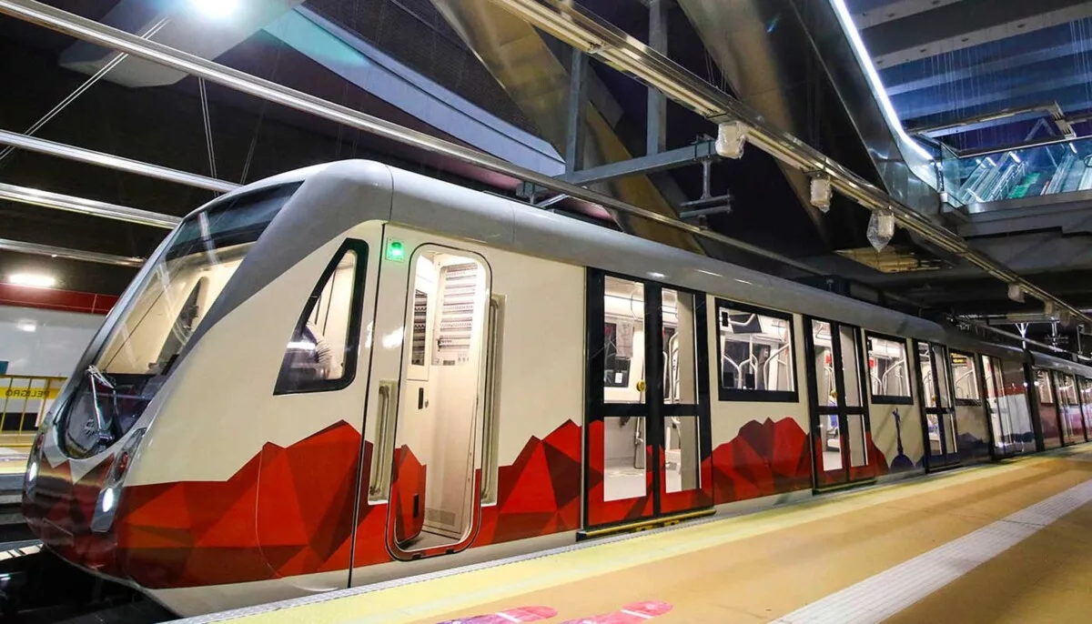 El vehículo tendrá la posibilidad de transportar a 400.000 usuarios a diario y ahora está a puertas de su inauguración, luego que los trabajos se iniciaran en el 2010.