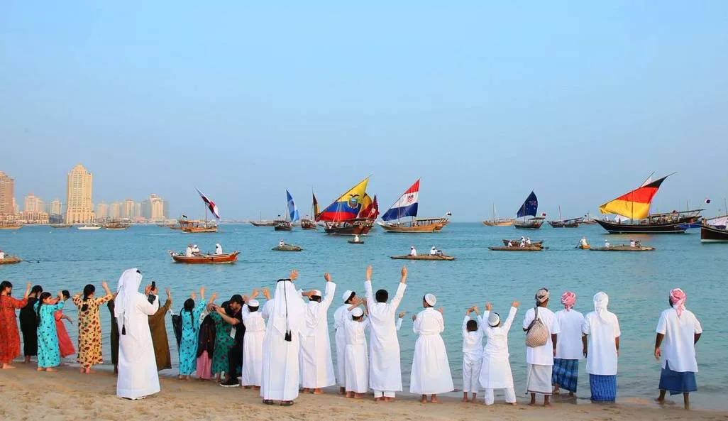 Esta actividad ha estado acompañada de muestras de los oficios tradicionales, asociados con el patrimonio marítimo de Qatar y la región del golfo.
