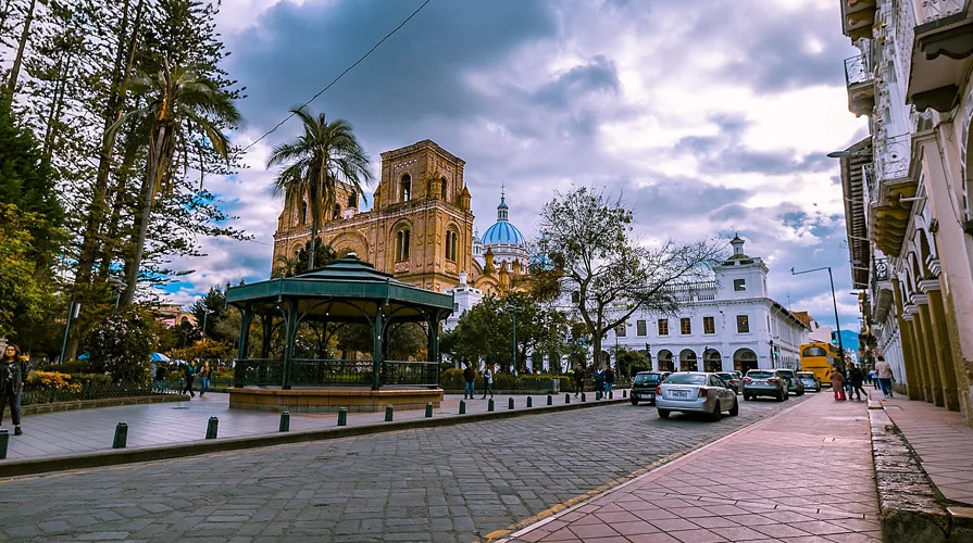 El feriado por el Día de los Difuntos y la Independencia de Cuenca, la tercera ciudad más importante del Ecuador y situada en la zona austral, concentró a cien mil visitantes.