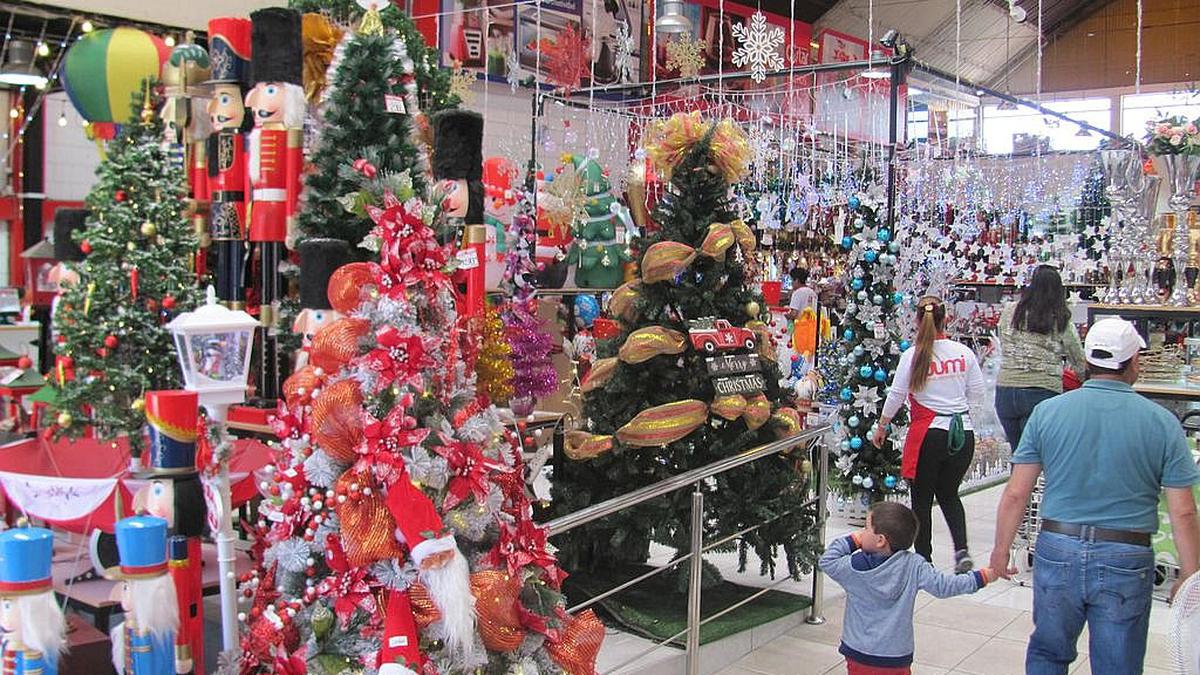 Los productos más demandados son los árboles de Navidad, bombillos, flores navideñas, empaques de regalo, figuras decorativas y corona de Adviento.