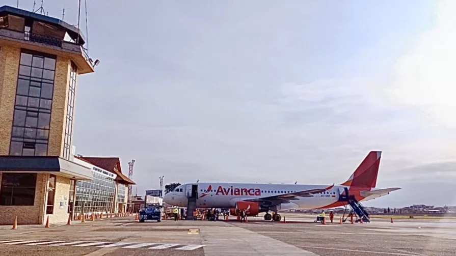 Actualmente, en Cuenca operan dos aerolíneas, las latinoamericanas Avianca y Latam, que vuelan hacia Quito y Guayaquil.