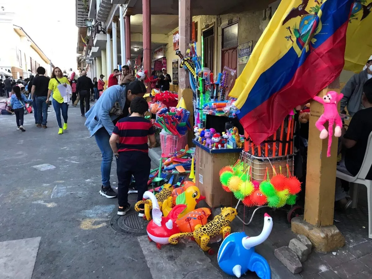Según los artesanos, tampoco se vieron satisfechos, porque las ventas no fueron las mejores, estuvieron bajas, hubo desorden y un exagerado número de revendedores.