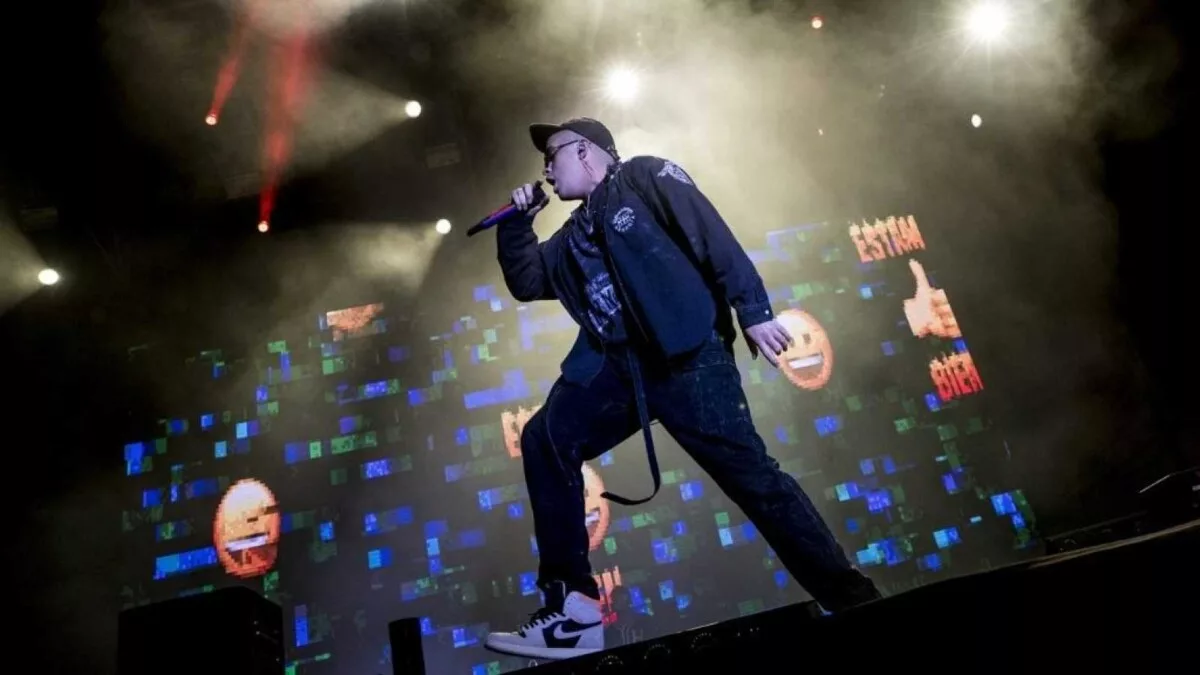 Los fanáticos del cantante puertorriqueño Bad Bunny que no están en la capital ya preparan maletas y su estadía para el concierto de este miércoles.