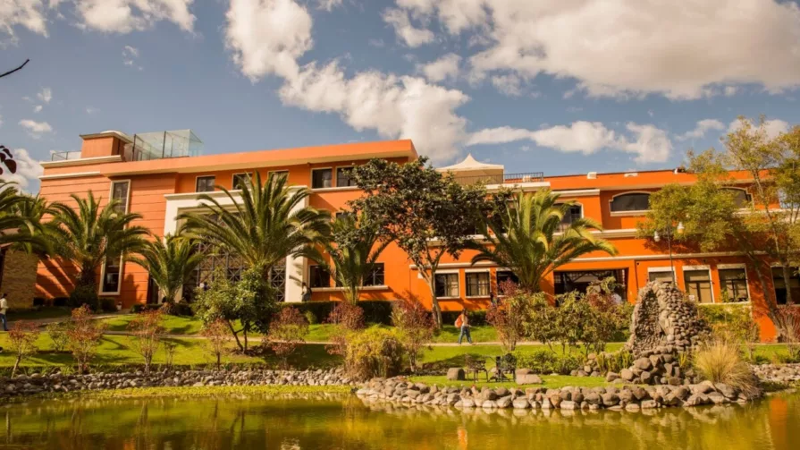 La Universidad San Francisco de Quito (USFQ), Escuela Superior Politécnica del Litoral (Espol) y la Pontificia Universidad Católica del Ecuador (PUCE) se encuentran dentro de las 100 mejores universidades de la región.