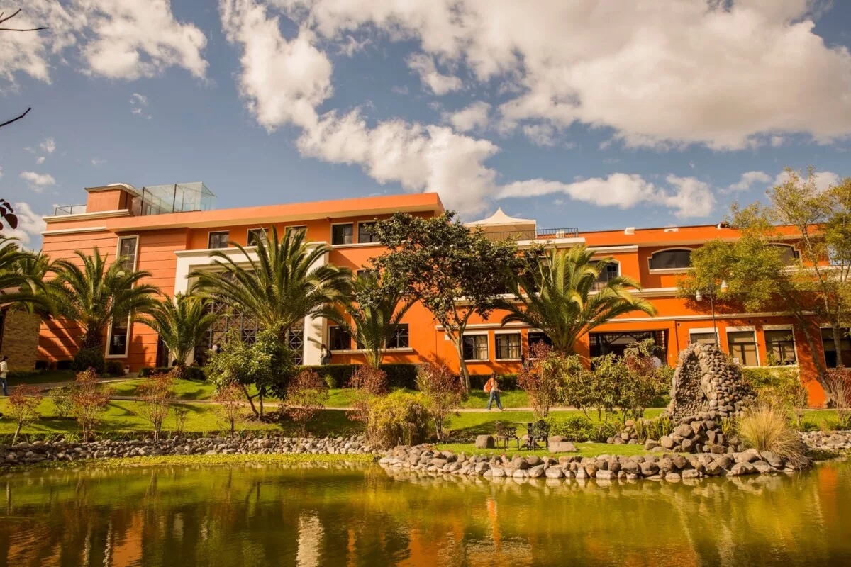 La Universidad San Francisco de Quito (USFQ), Escuela Superior Politécnica del Litoral (Espol) y la Pontificia Universidad Católica del Ecuador (PUCE) se encuentran dentro de las 100 mejores universidades de la región.