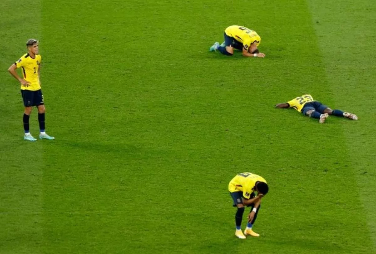 Triste, pero postal futbolera al fin y al cabo es la del llanto por una derrota, por un sueño acabado. Los casi niños de Ecuador se quebraron apenas sonó el silbatazo del árbitro.